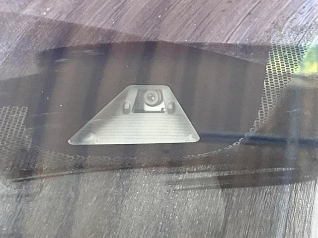 �y�z���_�Z���V���O�z���s���ɑO���̎ԗ�����F�����A�Փ˂������Ȏ��͌x��ƃu���[�L�ŏՓˉ���Ɣ�Q�y�����A�V�X�g�B�����S�Ƀh���C�u�����y���݂��������܂��B