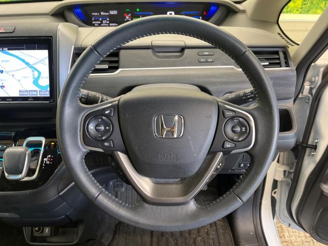 �C���e���A�ɍ��킹���f�U�C���̃X�e�A�����O�́A�^�]�������̂��Ƃ��l���A�^�]���₷���`��A�傫���ł��B�����x�A���ۂɐG���Ă��m���߂��������B