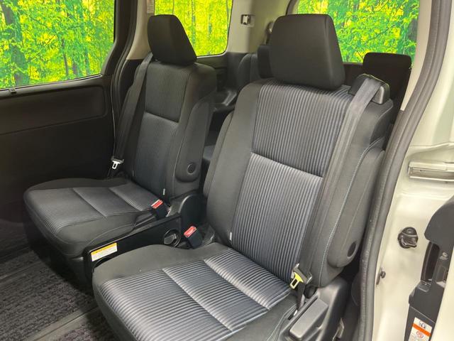 ヴォクシー ＺＳ　煌ＩＩ　禁煙車　純正９型ナビＴＶ　純正１２型後席モニター　両側電動ドア　バックカメラ　セーフティセンス　ＬＥＤヘッド　ＬＥＤフォグ　純正１６インチＡＷ　後席サンシェード　ＥＴＣ　前後個別再生　ＤＶＤ再生（31枚目）