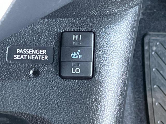 プリウス Ｓツーリングセレクション　禁煙車　純正９型ナビＴＶ　バックカメラ　セーフティセンス　レーダークルーズ　ＬＥＤヘッド　ＬＥＤフォグ　純正１７インチＡＷ　黒合皮レザーシート　シートヒーター　ＥＴＣ　Ｂｌｕｅｔｏｏｔｈ　ＤＶＤ再生（7枚目）