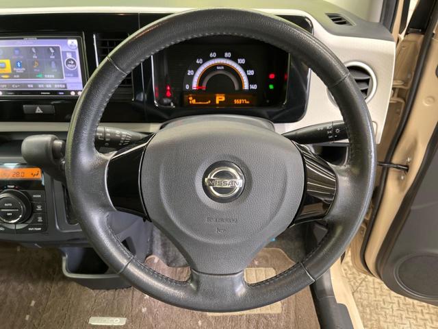 �C���e���A�ɍ��킹���f�U�C���̃X�e�A�����O�́A�^�]�������̂��Ƃ��l���A�^�]���₷���`��A�傫���ł��B�����x�A���ۂɐG���Ă��m���߂��������B