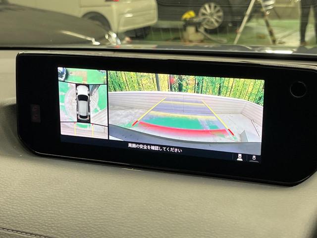 �y�R�U�O°�r���[���j�^�[�z�O�㍶�E�̃J�����̉f�������j�^�[�ɕ\���B�^�ォ�猩�Ă���悤�Ȏ��_�Ŏ��͂��m�F�ł��܂��B