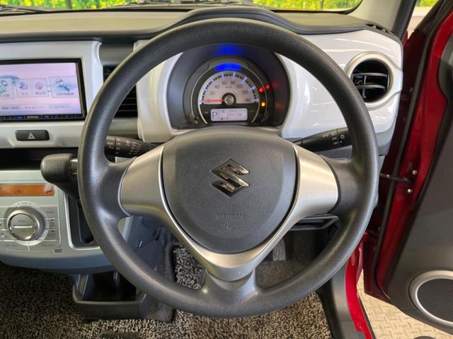 �C���e���A�ɍ��킹���f�U�C���̃X�e�A�����O�́A�^�]�������̂��Ƃ��l���A�^�]���₷���`��A�傫���ł��B�����x�A���ۂɐG���Ă��m���߂��������B