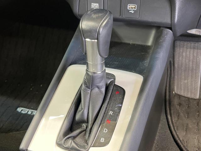フィット ｅ：ＨＥＶホーム　禁煙車　純正９型ナビＴＶ　バックカメラ　ホンダセンシング　ＬＥＤヘッド　純正ＯＰ１６インチＡＷ　アダプティブクルーズ　パーキングセンサ　半革シート　ＥＴＣ　Ｂｌｕｅｔｏｏｔｈ　革巻ステアリング（21枚目）