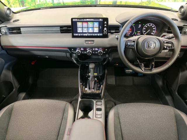 ヴェゼル ｅ：ＨＥＶ　ＲＳ　登録済未使用車　レーダークルーズ　純正９型ナビＴＶ　全周囲カメラ　衝突被害軽減　ブラインドスポットモニター　ハンズフリーパワーバックドア　ＬＥＤヘッド　オートハイビーム　シートヒーター　置くだけ充電（2枚目）