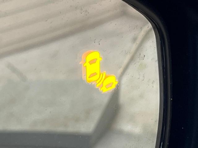 ヴェゼル ｅ：ＨＥＶ　ＲＳ　登録済未使用車　レーダークルーズ　純正９型ナビＴＶ　全周囲カメラ　衝突被害軽減　ブラインドスポットモニター　ハンズフリーパワーバックドア　ＬＥＤヘッド　オートハイビーム　シートヒーター　置くだけ充電（6枚目）