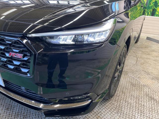 ヴェゼル ｅ：ＨＥＶ　ＲＳ　登録済未使用車　レーダークルーズ　純正９型ナビＴＶ　全周囲カメラ　衝突被害軽減　ブラインドスポットモニター　ハンズフリーパワーバックドア　ＬＥＤヘッド　オートハイビーム　シートヒーター　置くだけ充電（9枚目）