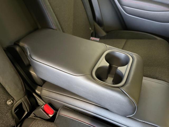 ヴェゼル ｅ：ＨＥＶ　ＲＳ　登録済未使用車　レーダークルーズ　純正９型ナビＴＶ　全周囲カメラ　衝突被害軽減　ブラインドスポットモニター　ハンズフリーパワーバックドア　ＬＥＤヘッド　オートハイビーム　シートヒーター　置くだけ充電（35枚目）