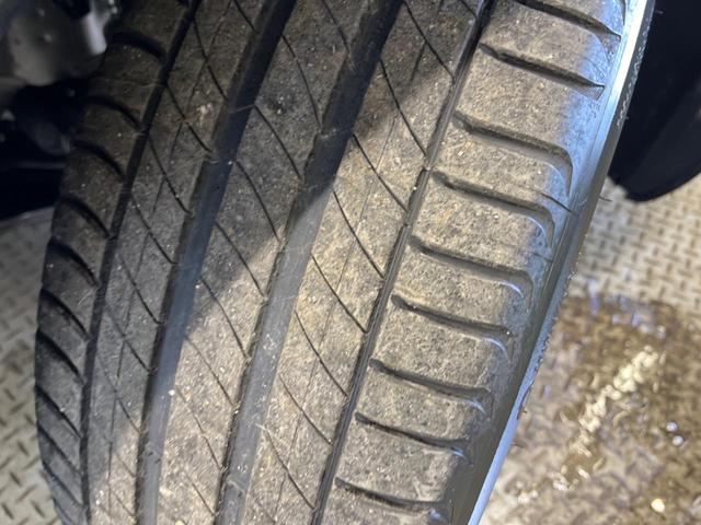 ヴェゼル ｅ：ＨＥＶ　ＲＳ　登録済未使用車　レーダークルーズ　純正９型ナビＴＶ　全周囲カメラ　衝突被害軽減　ブラインドスポットモニター　ハンズフリーパワーバックドア　ＬＥＤヘッド　オートハイビーム　シートヒーター　置くだけ充電（61枚目）