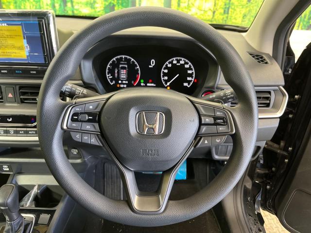 �C���e���A�ɍ��킹���f�U�C���̃X�e�A�����O�́A�^�]�������̂��Ƃ��l���A�^�]���₷���`��A�傫���ł��B�����x�A���ۂɐG���Ă��m���߂��������B