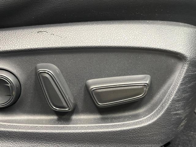 プリウス Ａツーリングセレクション　禁煙車　純正９型ナビＴＶ　バックカメラ　セーフティセンス　ブラインドスポットモニタ　インテリジェントクリアランスソナー　ヘッドアップディスプレイ　パワーシート　シートヒーター　ＥＴＣ（8枚目）