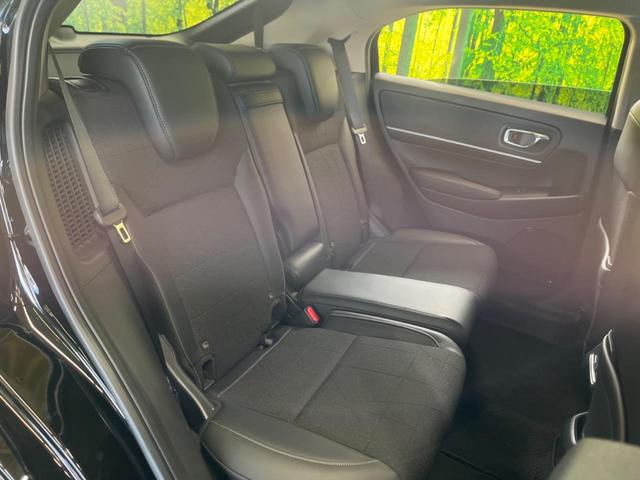 ヴェゼル ｅ：ＨＥＶ　Ｚ　禁煙車　純正８型ディスプレイ　バックカメラ　ホンダセンシング　渋滞追従アダプティブクルーズ　純正１８インチＡＷ　半革シート　シートヒーター　ハンズフリー電動バックドア　ＡｐｐｌｅＣａｒＰｌａｙ　ＥＴＣ（10枚目）