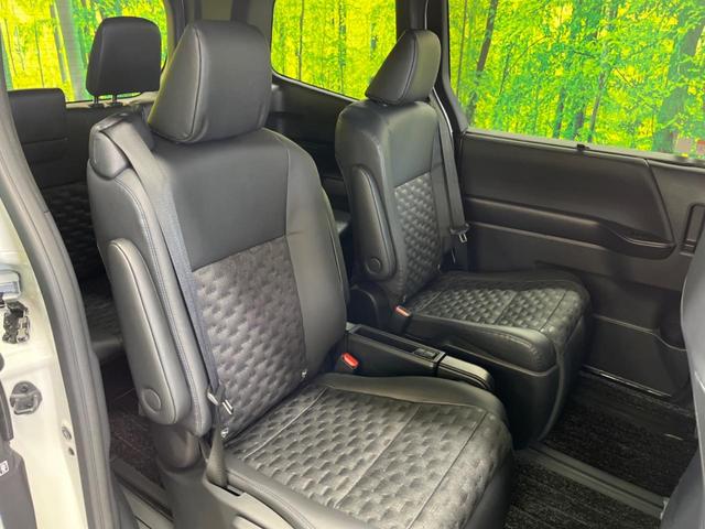 ヴォクシー ハイブリッドＳ－Ｚ　快適利便ＰＫＧ　禁煙車　純正１０．５型ナビＴＶ　純正１４型後席モニター　三眼ＬＥＤ　パノラミックビューモニタ　ブラインドスポットモニタ　前中列シートヒーター　電動バックドア　後席オットマン　ＤＶＤ再生（10枚目）