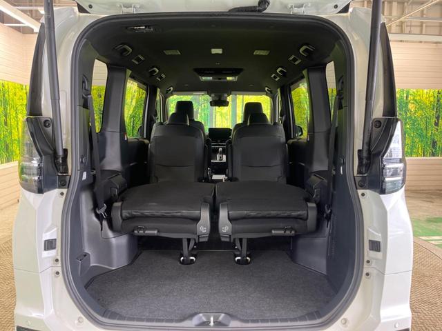 ヴォクシー ハイブリッドＳ－Ｚ　快適利便ＰＫＧ　禁煙車　純正１０．５型ナビＴＶ　純正１４型後席モニター　三眼ＬＥＤ　パノラミックビューモニタ　ブラインドスポットモニタ　前中列シートヒーター　電動バックドア　後席オットマン　ＤＶＤ再生（44枚目）