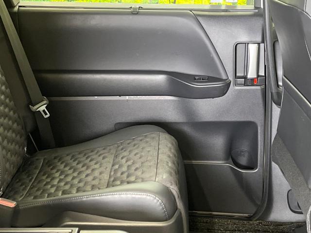 ヴォクシー ハイブリッドＳ－Ｚ　快適利便ＰＫＧ　禁煙車　純正１０．５型ナビＴＶ　純正１４型後席モニター　三眼ＬＥＤ　パノラミックビューモニタ　ブラインドスポットモニタ　前中列シートヒーター　電動バックドア　後席オットマン　ＤＶＤ再生（47枚目）