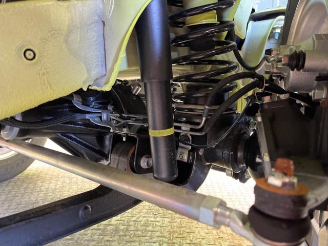 ジムニー ＸＣ　４ＷＤ　禁煙車　セーフティサポート　２トーンカラー　クルーズコントロール　ＬＥＤヘッド　シートヒーター　クリアランスソナー　スマートキー　オートマチックハイビーム　純正革巻ハンドル　純正１６インチＡＷ（20枚目）