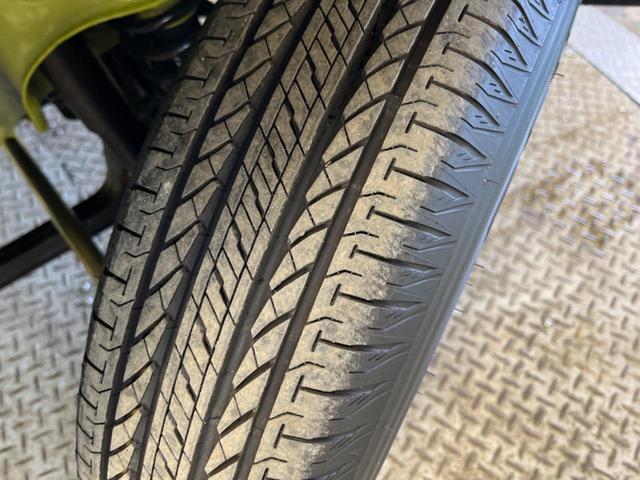 ジムニー ＸＣ　４ＷＤ　禁煙車　セーフティサポート　２トーンカラー　クルーズコントロール　ＬＥＤヘッド　シートヒーター　クリアランスソナー　スマートキー　オートマチックハイビーム　純正革巻ハンドル　純正１６インチＡＷ（32枚目）