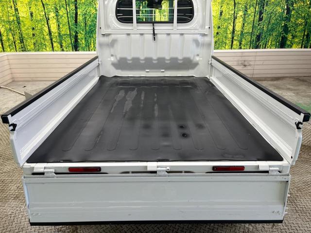 ハイゼットトラック スタンダード 4WD 5速MT スマートアシスト コーナーセンサ 純正FM/AMラジオ オートライト オートハイビーム 車線逸脱警告 前後誤発進抑制 荷台ゴムマット(9枚目)