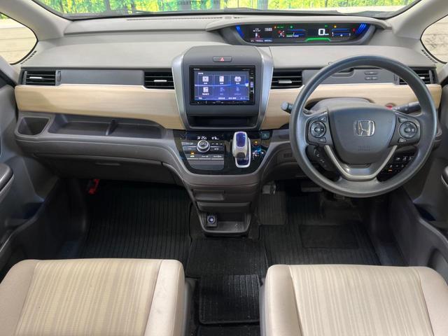 フリードハイブリッド ハイブリッド・Ｇホンダセンシング　Ｃパッケージ　７人乗　禁煙車　純正ナビフルセグ　フリップダウンモニター　両側電動ドア　バックカメラ　ＬＥＤヘッド　ＥＴＣ　Ｂｌｕｅｔｏｏｔｈ　後席サンシェード　スマートキー　オートエアコン　ＤＶＤ再生（2枚目）