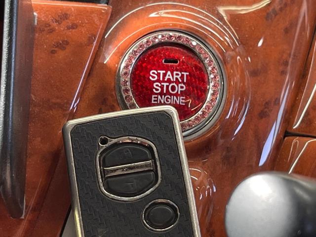 �y�X�}�[�g�L�[�z�J�o����|�P�b�g�ɓ��ꂽ�܂܂ł��h�A�̎{���E�������\�ȃX�}�[�g�L�[�𑕔��B�G���W���̃I���E�I�t�����J�M�����o���K�v����������Ƃ��Ă��֗��ł���