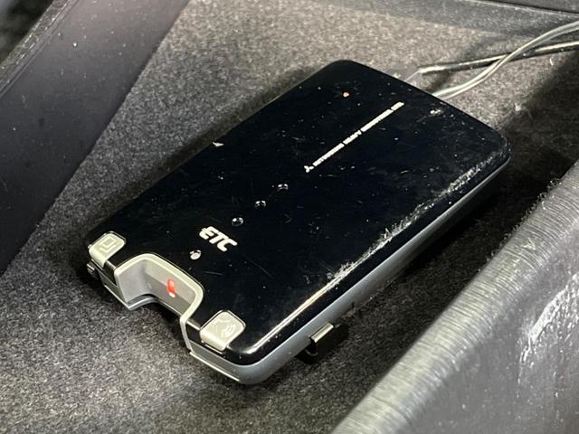 プリウス Ｓ　禁煙車　ナビフルセグ　バックカメラ　ＨＩＤヘッド　純正１５インチＡＷ　スマートキー　オートライト　オートエアコン　ＥＴＣ　６スピーカー　ステアリングリモコン　ＤＶＤ再生（7枚目）