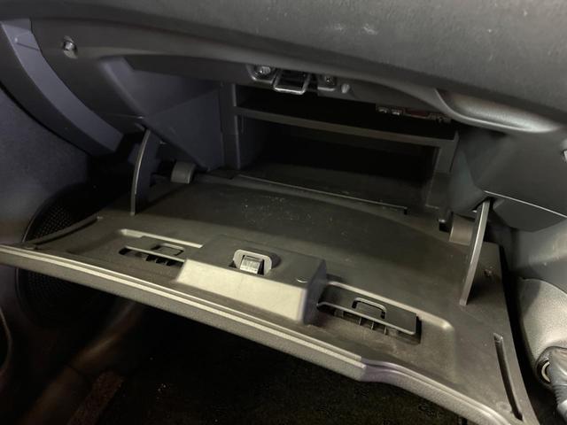 ノート ｅ－パワーニスモ　禁煙車　ナビフルセグ　インテリジェントエマージェンシーブレーキ　純正１６インチＡＷ　ＥＴＣ　Ｂｌｕｅｔｏｏｔｈ　専用スポーツシート　専用革／アルカンターラコンビステアリング　ＥＴＣ　Ｂｌｕｅｔｏｏｔｈ（40枚目）