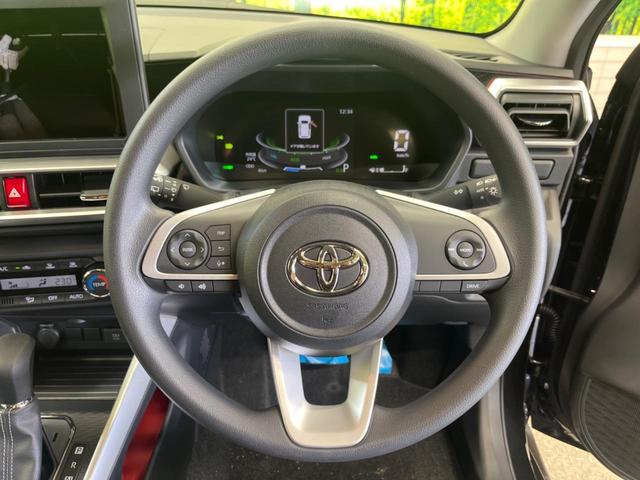 �C���e���A�ɍ��킹���f�U�C���̃X�e�A�����O�́A�^�]�������̂��Ƃ��l���A�^�]���₷���`��A�傫���ł��B�����x�A���ۂɐG���Ă��m���߂��������B