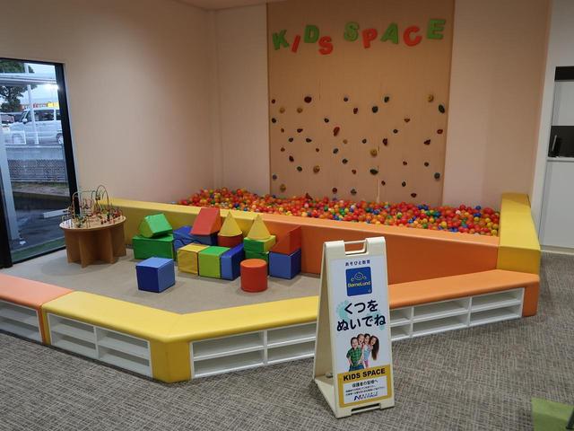 キッズスペースも完備!小さなお子様連れでも、ゆっくりとお車探しをお楽しみいただけます。