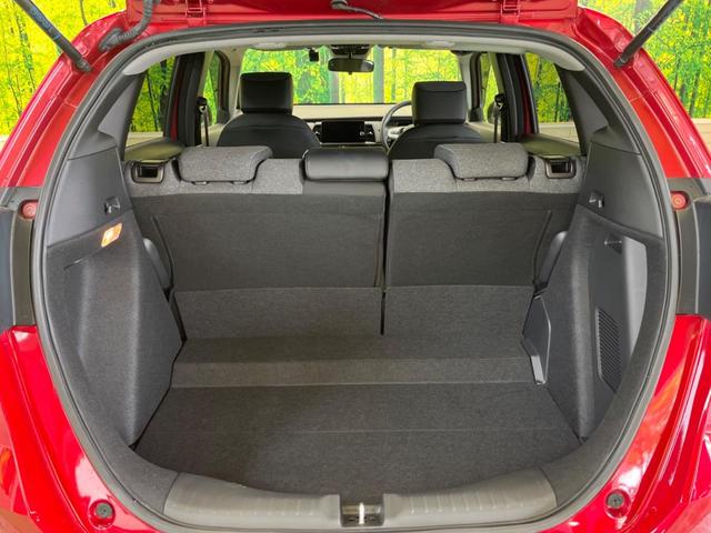 ���i�̂���������ʋ΁A���}���ɏ\���ȉ׎��X�y�[�X���m�ۂ��Ă���܂��B�Z�J���h�V�[�g��|���ƁA�傫�ȉו��̐ύڂ��\�ł���