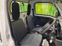 ハイゼットトラック スタンダード 4WD 5速MT スマートアシスト コーナーセンサ 純正FM/AMラジオ オートライト オートハイビーム 車線逸脱警告 前後誤発進抑制 荷台ゴムマット(8枚目)