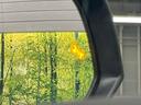 【ブラインドスポットモニター】走行中、ドアミラーの死角になりやすい箇所に後続車が接近するとサイドミラーのレンズに警告を表示!ドライバーに注意喚起をしてくれます。