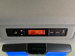 【リアオートエアコン】広い後部座席には必須の機能！風量や温度を自動で調整し前席と同様な車内環境にしてくれるリアオートエアコンを装備。夏の暑さも冬の寒さもストレスなく快適にお過ごしいただけます♪ 7