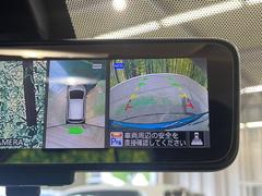 【インテリジェントアラウンドビューモニター】真上から見ているような視点で周囲を確認できます。また前後バンパーのセンサーにより駐車時の障害物を検知しディスプレイでお知らせ。 4