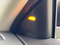 【ブラインドスポットモニタ】レーダーにより隣車線の車両を検知。車両を検知した側の表示灯が点灯。車両を検知している側に車線変更をしようとした場合、ブザーと表示で危険をお知らせします。 7