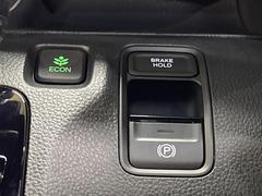 【電動パーキングブレーキ・オートブレーキホールド】手元のスイッチでパーキングブレーキを作動・解除。さらに渋滞や信号待ちで停止した時にブレーキを保持。アクセルを踏むと解除されます。 7