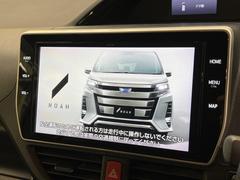 【純正１０型ナビ】人気の純正ナビを装備。オーディオ機能も充実しており、Ｂｌｕｅｔｏｏｔｈ接続すればお持ちのスマホやＭＰ３プレイヤーの音楽を再生可能！毎日の運転がさらに楽しくなります！！ 3