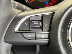 【ステアリングリモコン】運転中でも目線はそのまま、手元のスイッチで安全にオーディオが操作できます。 6