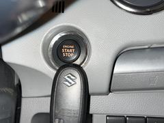 【スマートキー／プッシュスタート】鍵を持っているだけで、ドアロック解除・施錠からエンジンスタートまで操作できる便利な機能です。 3