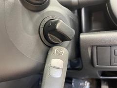 【アドバンストキー】カバンやポケットに入れたままでもドアの施錠・解錠が可能なスマートキーを装備。エンジンのオン・オフ時もカギを取り出す必要が無いからとっても便利です♪ 5