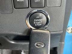 【スマートキー／プッシュスタート】鍵を持っているだけで、ドアロック解除・施錠からエンジンスタートまで操作できる便利な機能です。 5