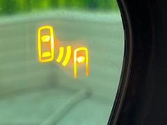 【ブラインドスポットモニタ】レーダーにより隣車線の車両を検知。車両を検知した側の表示灯が点灯。車両を検知している側に車線変更をしようとした場合、ブザーと表示で危険をお知らせします。 6