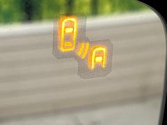 【ブラインドスポットモニタリング】レーダーにより隣車線の車両を検知。車両を検知した側の表示灯が点灯。車両を検知している側に車線変更をしようとした場合、ブザーと表示で危険をお知らせします。 6