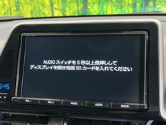 【純正９型ナビ】人気の純正ナビを装備。オーディオ機能も充実しており、Ｂｌｕｅｔｏｏｔｈ接続すればお持ちのスマホやＭＰ３プレイヤーの音楽を再生可能！毎日の運転がさらに楽しくなります！！ 3