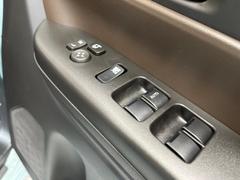 【電動格納ミラー】サイドミラーは電動格納式となっており、狭い駐車場でもキズがつくリスクを抑えられます。 7