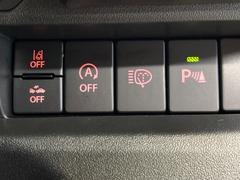 【車線逸脱警報】道路上の白（黄）線を認識し、意図せず走行中の車線からはみ出しそうになった時、メーター内の警告灯とブザーで注意喚起してくれる安心・安全機能です♪ 5