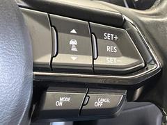 【レーダークルーズコントロール】自動で前の車との車間距離を一定に保ち、速度調整しながら走行します。高速道路のドライブで役立つ装備です。 6