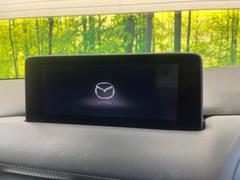 【８．８インチマツダコネクト】車内の雰囲気にマッチした大型のディスプレイ。スマホ接続でのナビ使用やＢｌｕｅｔｏｏｔｈ再生等、様々な機能が楽しめます。直感的なダイヤル操作が可能で、使い勝手も良好です。 3