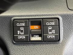 【両側電動スライドドア】運転席／助手席側とも電動スライドドアを装備。お子様の乗降りやお買い物の荷物の積み降ろしにも便利！さらに挟みこみ防止機構付きで安心です。 5