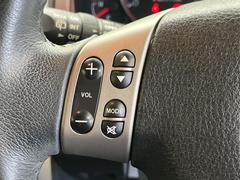 【ステアリングリモコン】運転中でも目線はそのまま、手元のスイッチで安全にオーディオが操作できます。 7
