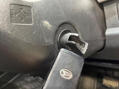 【キーフリーシステム】カバンやポケットに入れたままでもドアの施錠・解錠が可能なスマートキーを装備。エンジンのオン・オフ時もカギを取り出す必要が無いからとっても便利です♪ 4